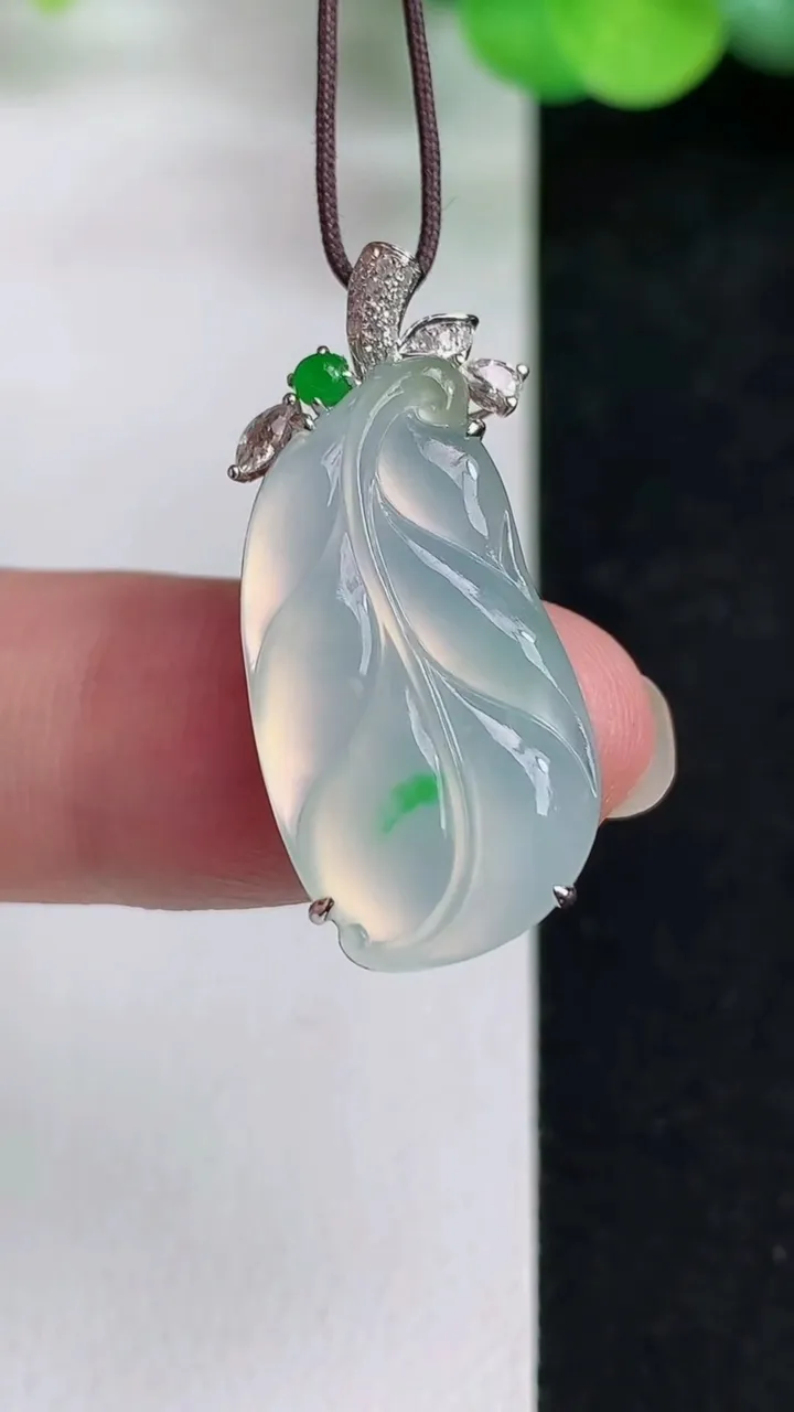 天然A货翡翠金枝玉叶 叶子吊坠，尺寸24.3-13.4-5.2，重量:2.96g
5月13日