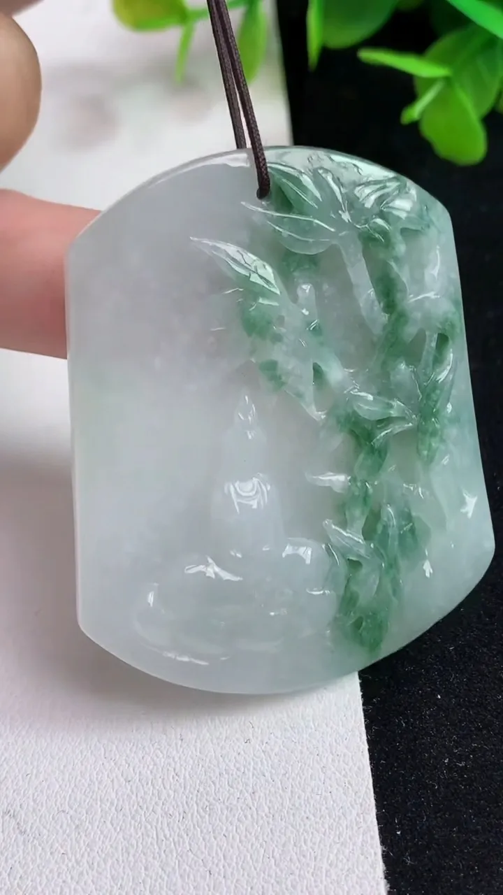 天然A货翡翠飘花观音菩萨吊坠，尺寸53-42.8-5.6，重量:28.70g
5月13日
