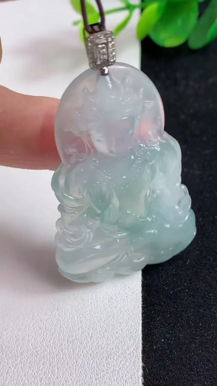 天然A货翡翠度母吊坠，尺寸57.7-34.2-4.8，重量:18.85g
5月13日