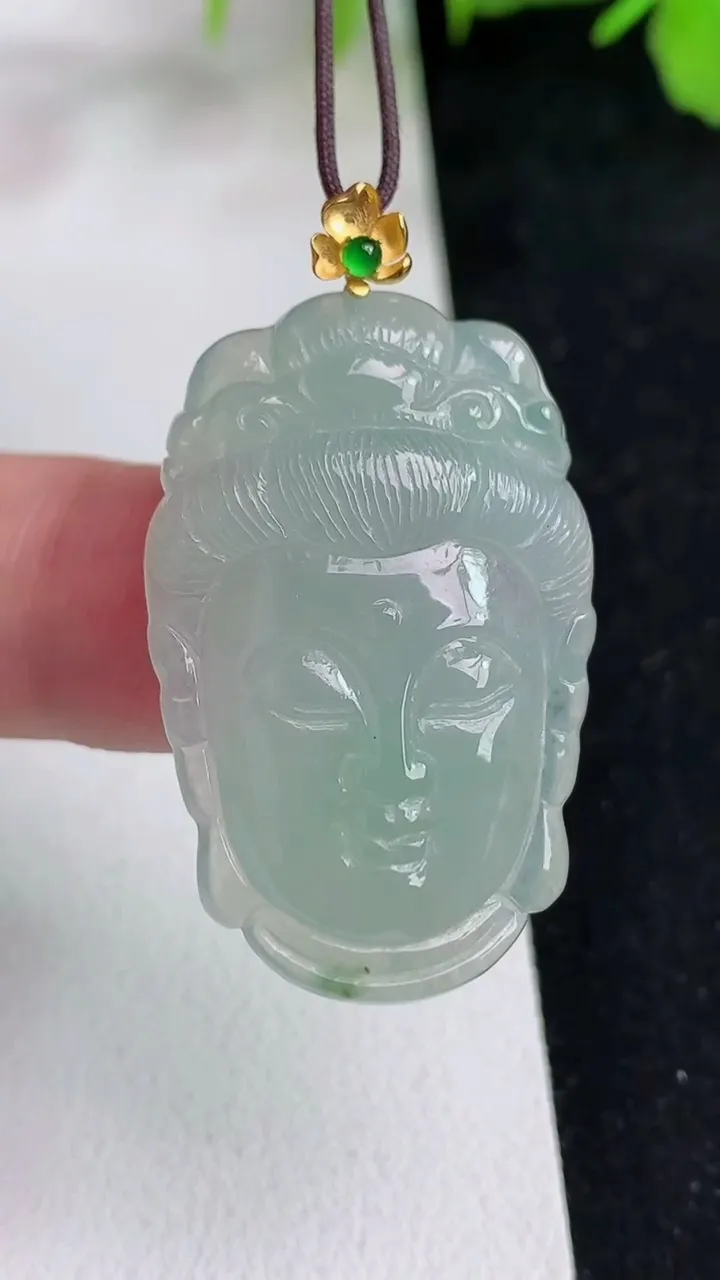 天然A货翡翠k金飘花观音头吊坠，尺寸33.4-21.3-5，重量:7.49g
5月13日