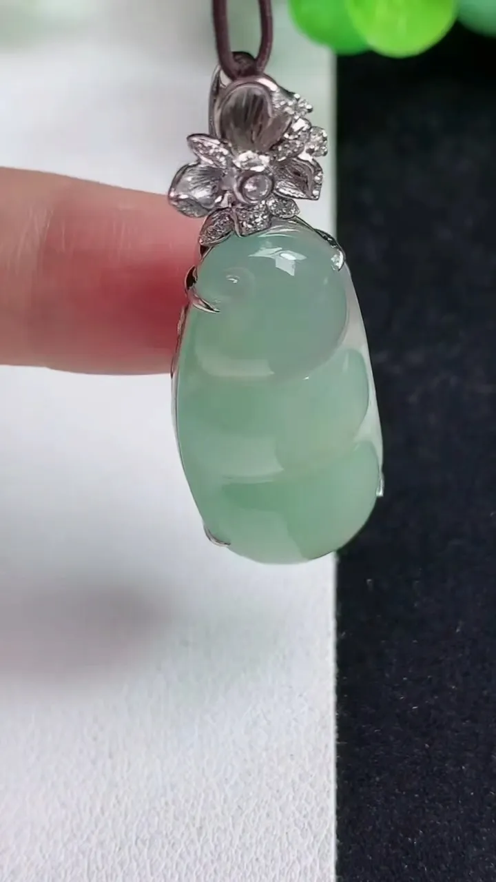 天然A货翡翠福豆吊坠，尺寸34-16.7-9.6，重量:9.17g
5月13日