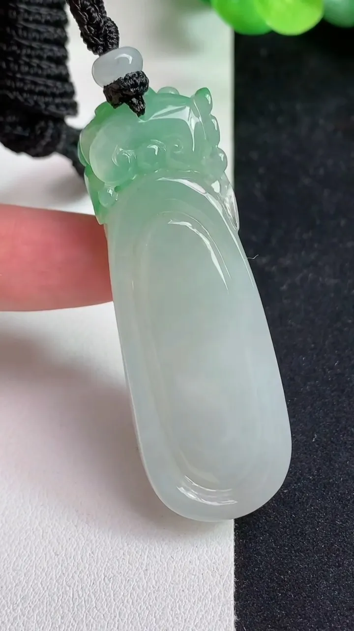 天然A货翡翠梅花鹿吊坠，尺寸58.7-20.4-14，重量:35.89g
5月13日