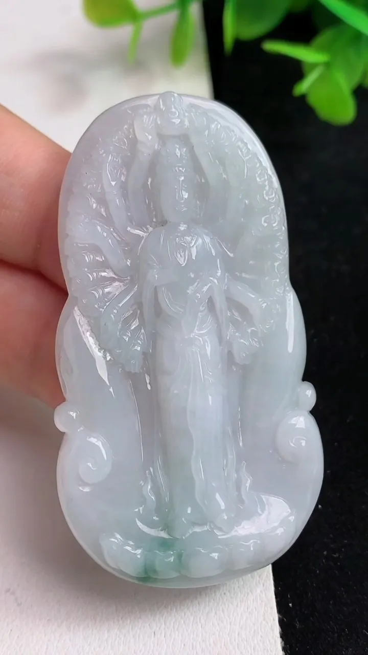 天然A货翡翠飘花千手观音吊坠，尺寸61.8-33.8-5.2，重量:22.49g
5月13日