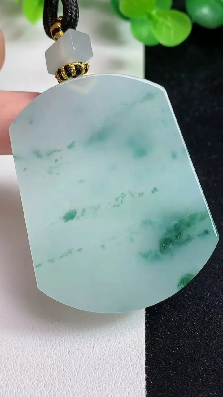 天然A货翡翠飘花仿古无事牌吊坠，尺寸52-41.7-5.4，重量:39.58g
5月13日