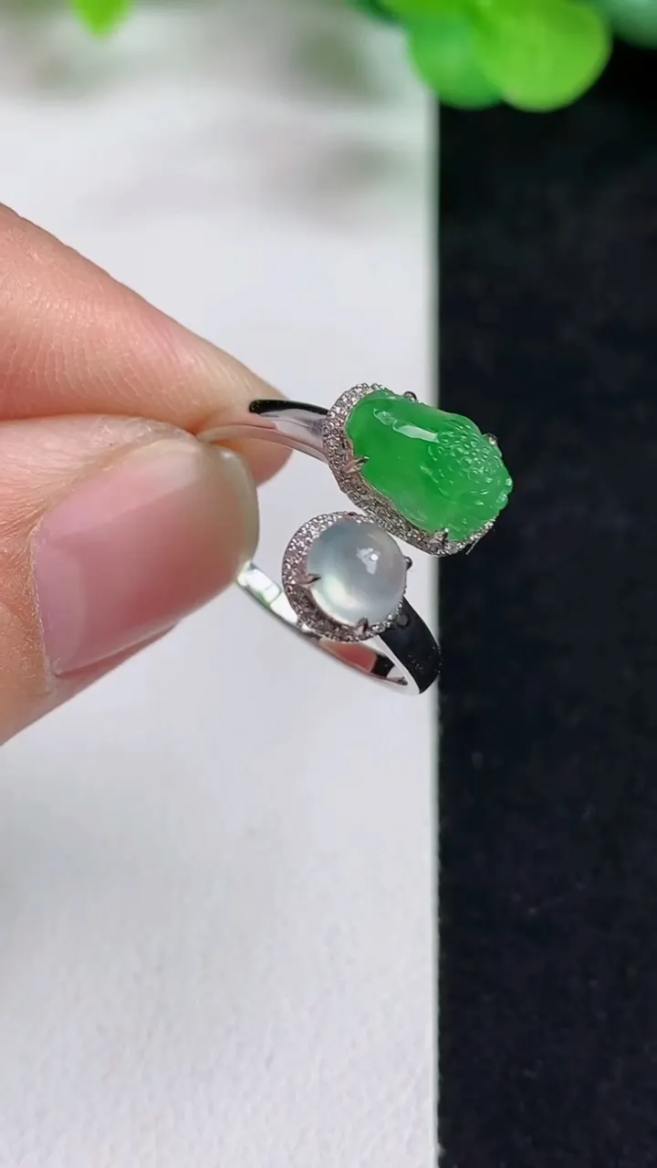 天然A货翡翠白冰蛋面戒指，尺寸18-5.3，重量:2.37g2025年5月13日
工厂直销收藏佳品,