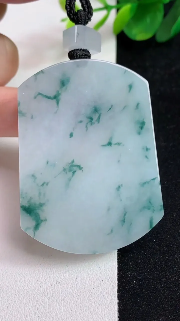 天然A货翡翠飘花无事牌吊坠，尺寸54.6-40.7-5.8，重量:43.06g
5月13日