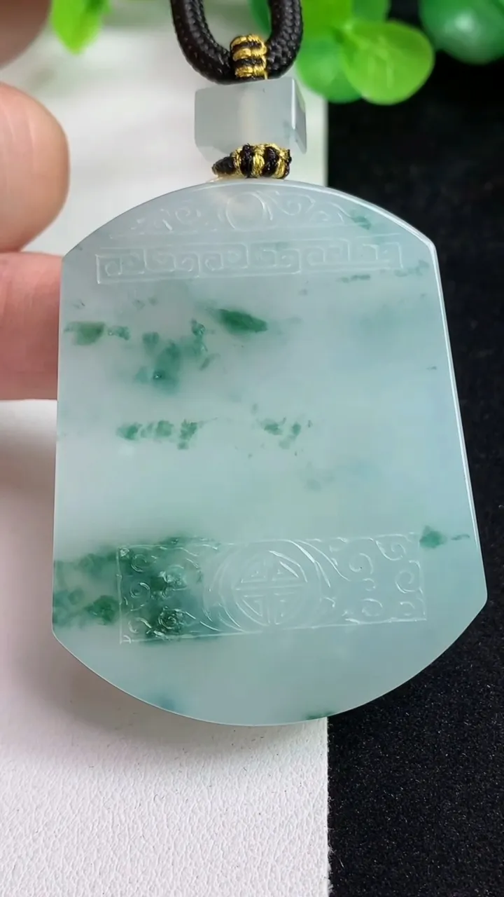 天然A货翡翠飘花仿古无事牌吊坠，尺寸52-41.7-5.4，重量:39.58g
5月13日