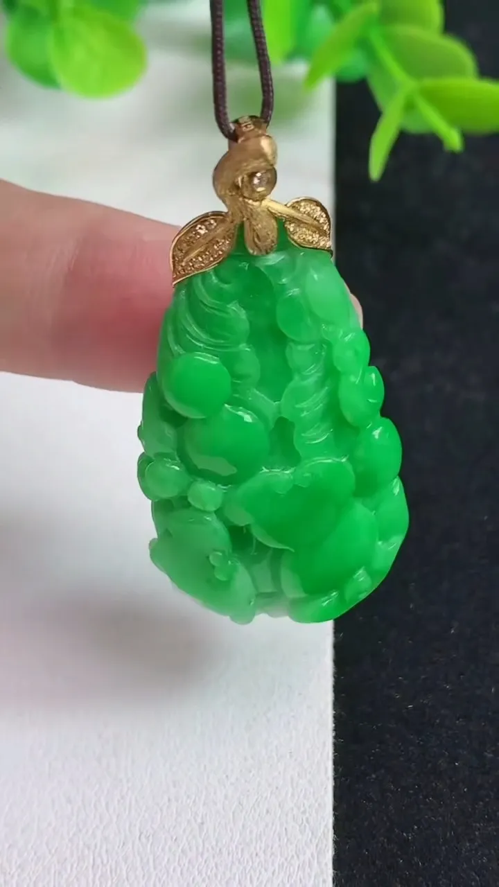 天然A货翡翠白菜吊坠，尺寸37.8-22.6-11.2，重量:14.47g
5月13日