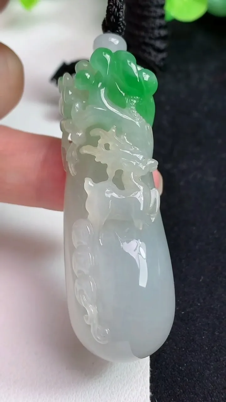 天然A货翡翠梅花鹿吊坠，尺寸58.7-20.4-14，重量:35.89g
5月13日