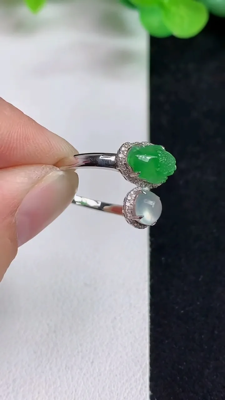 天然A货翡翠白冰蛋面戒指，尺寸18-5.3，重量:2.37g2025年5月13日
工厂直销收藏佳品,种好水足，色泽均匀，有种有色，上手高大气！