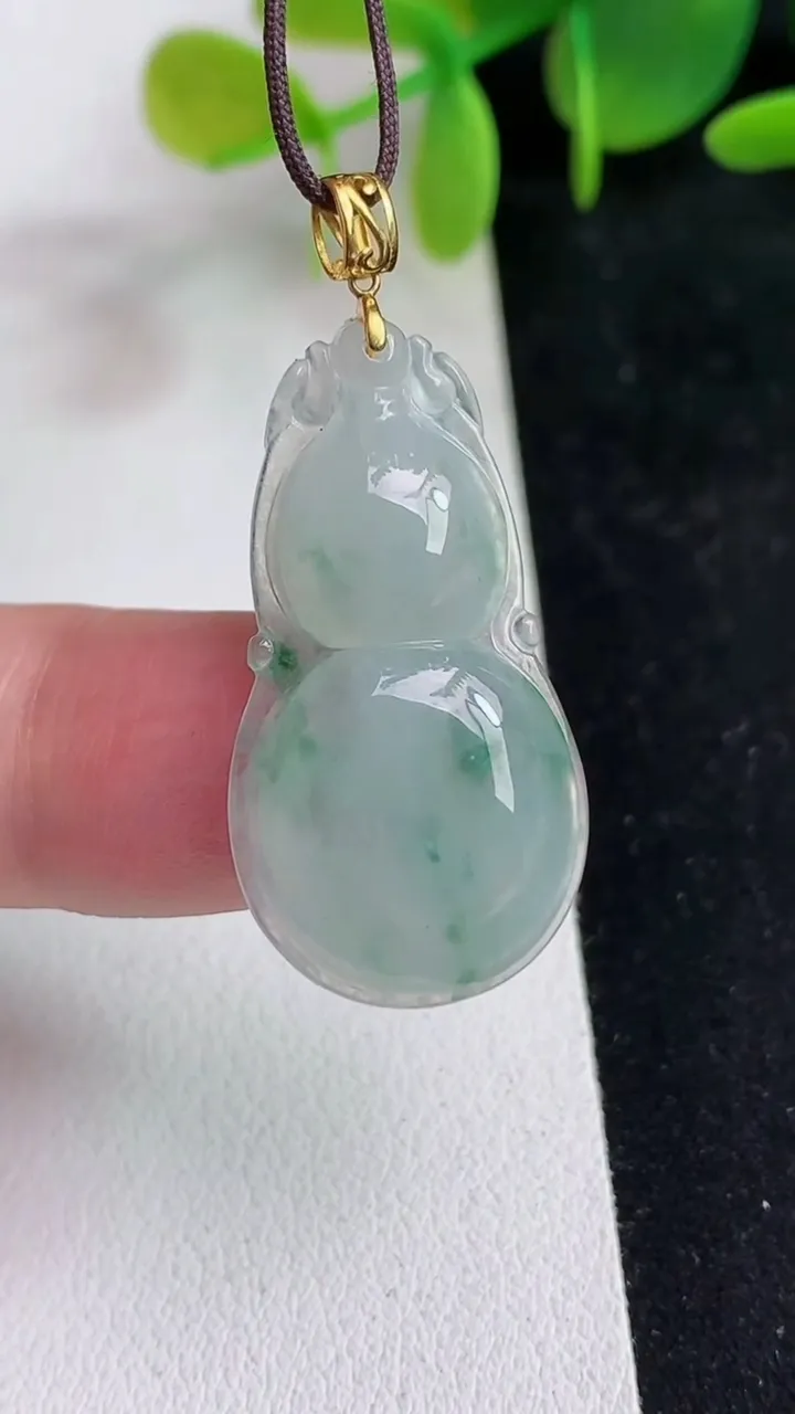 天然A货翡翠飘花葫芦吊坠，尺寸30.4-15.8-3.8，重量:3.49g
5月13日