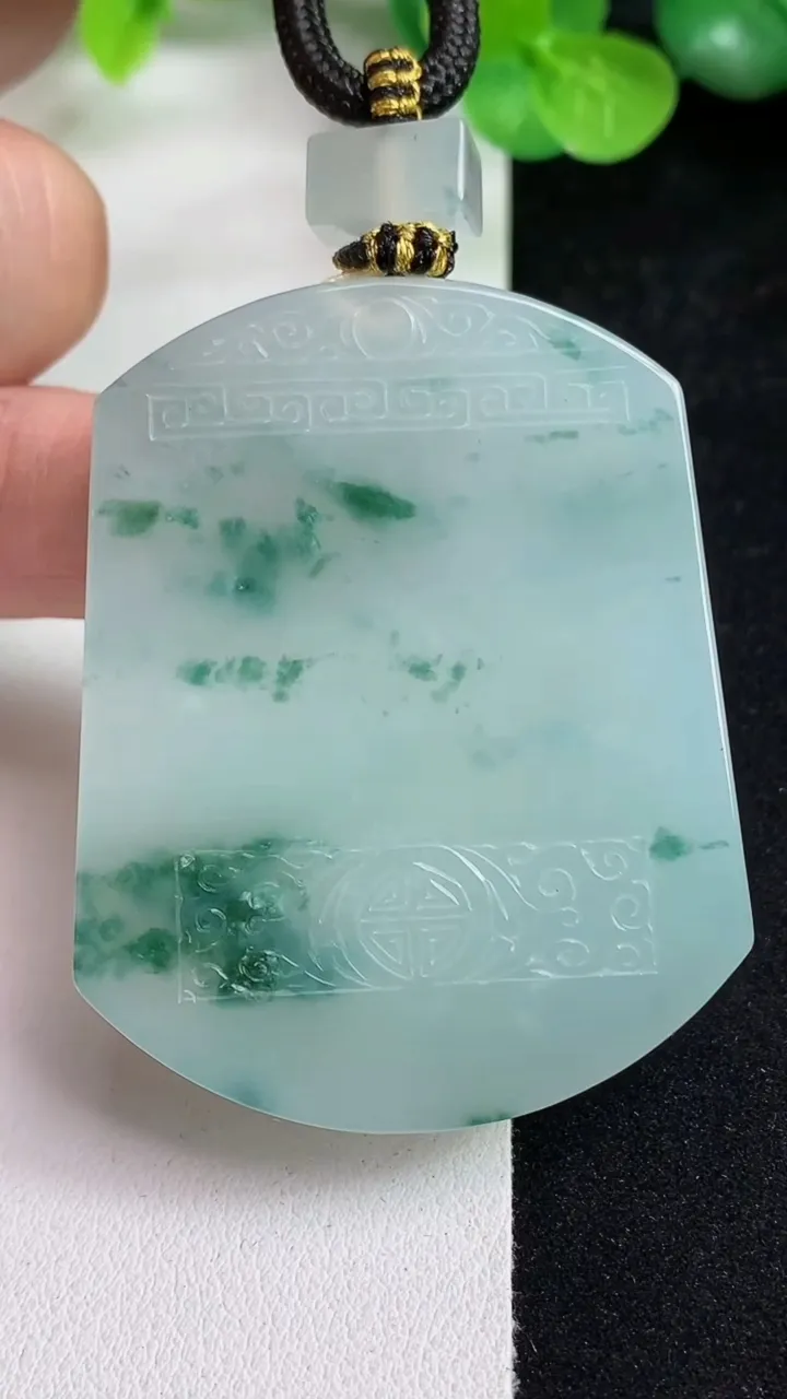天然A货翡翠飘花仿古无事牌吊坠，尺寸52-41.7-5.4，重量:39.58g
5月13日