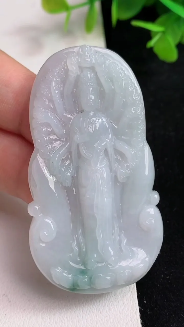 天然A货翡翠飘花千手观音吊坠，尺寸61.8-33.8-5.2，重量:22.49g
5月13日