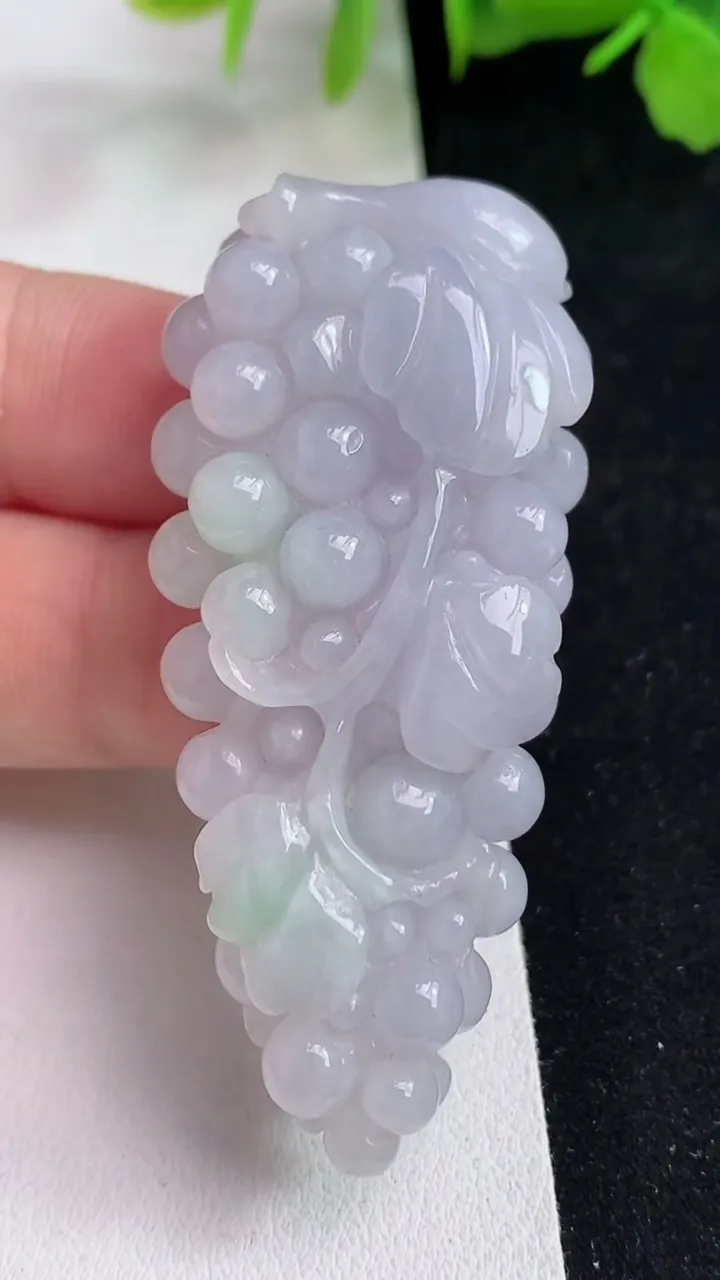 天然A货翡翠紫罗兰多子多福 葡萄吊坠，尺寸58.8-25.2-11.8，重量:29.33g
5月13日