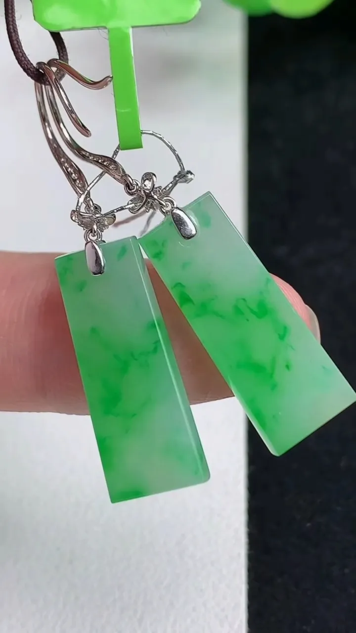 天然A货翡翠无事牌耳钩，尺寸22.2-8.5-2.4，重量:4.00g
5月13日