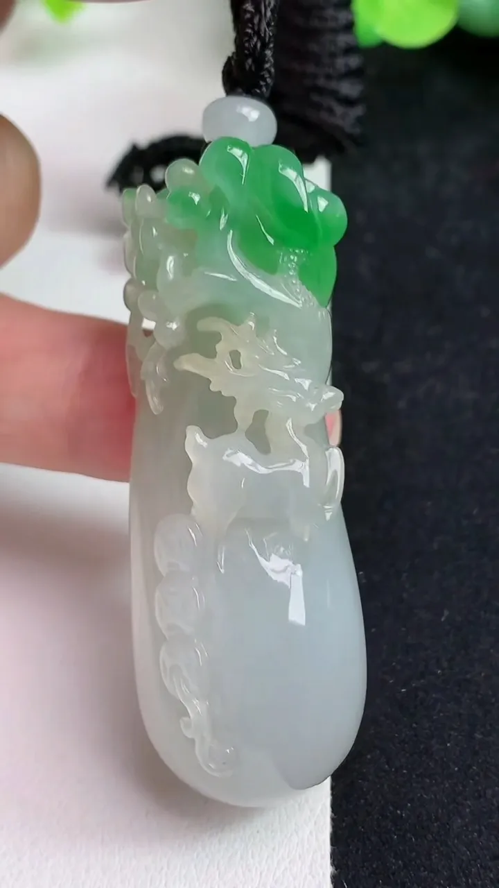 天然A货翡翠梅花鹿吊坠，尺寸58.7-20.4-14，重量:35.89g
5月13日