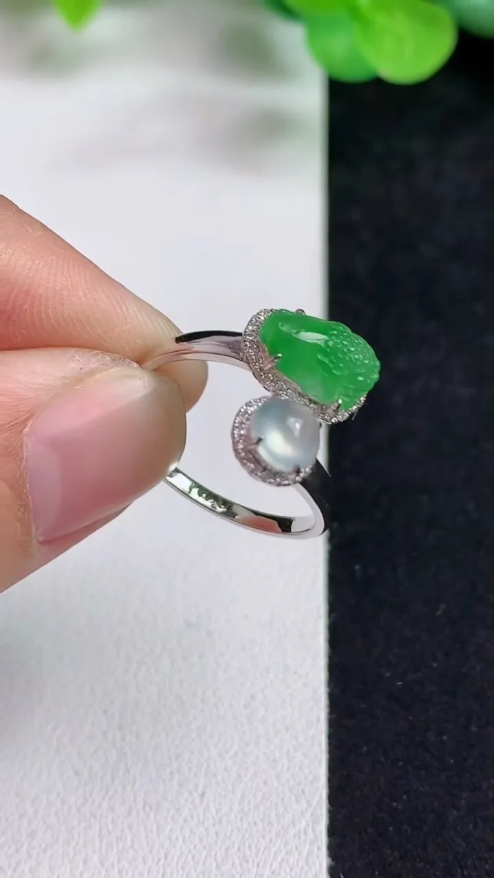 天然A货翡翠白冰蛋面戒指，尺寸18-5.3，重量:2.37g2025年5月13日
工厂直销收藏佳品,种好水足，色泽均匀，有种有色，上手高大气！