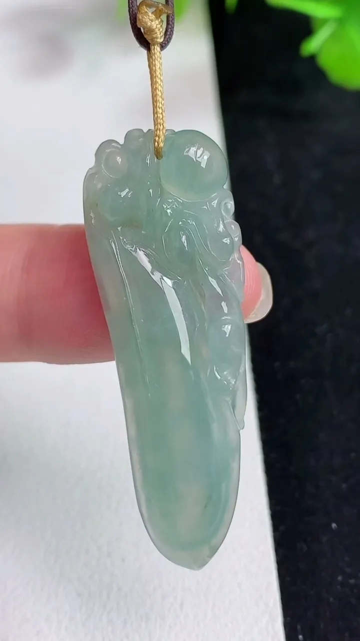 天然A货翡翠福瓜吊坠，尺寸42.8-12.8-4.4，重量:5.35g
5月13日