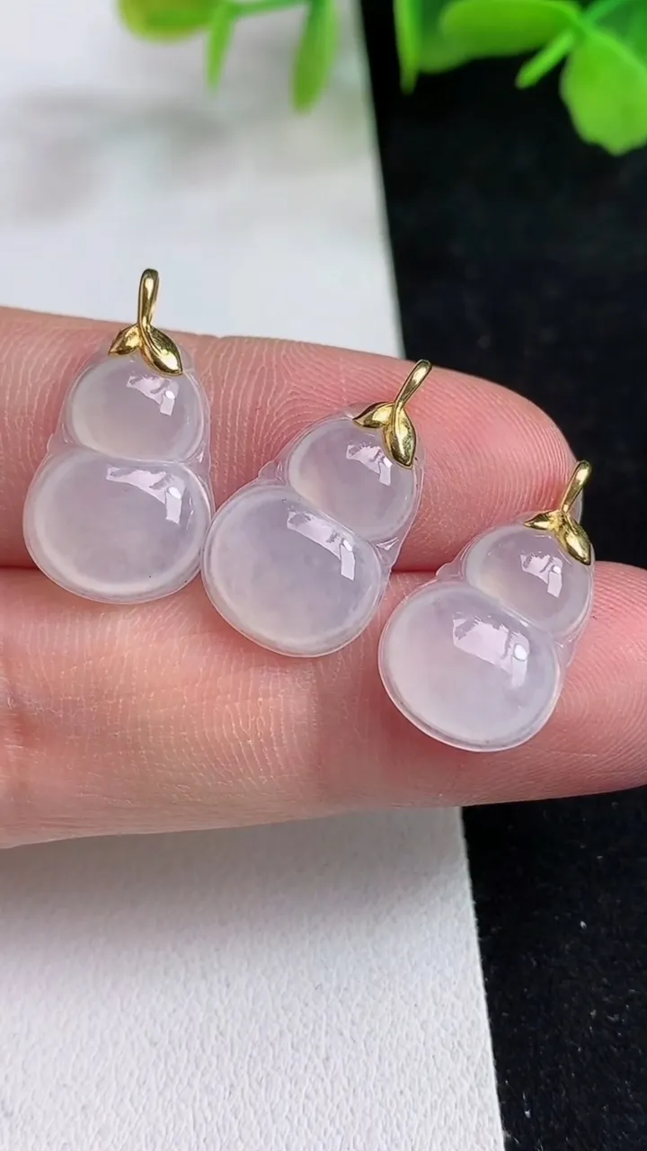 天然A货翡翠白冰葫芦吊坠一手，尺寸17-11.6-3，重量:3.87g
5月13日
