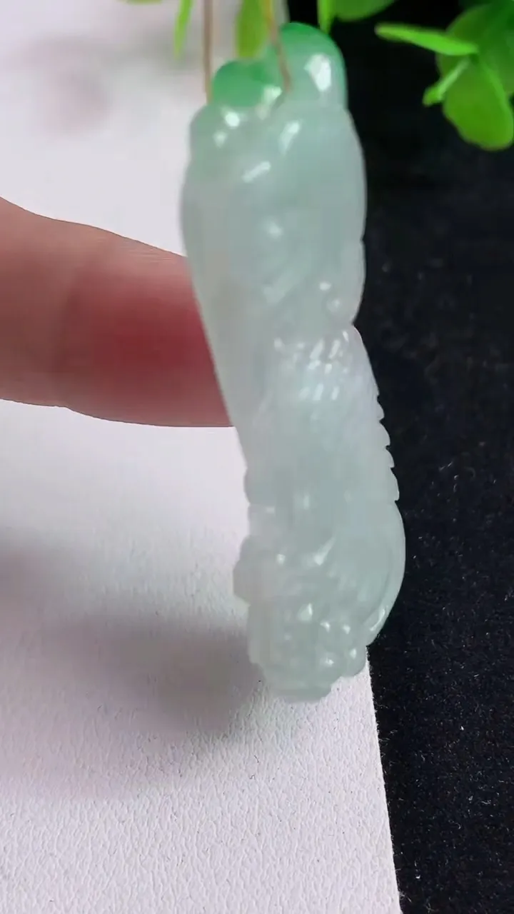 天然A货翡翠英明神武吊坠，尺寸53.5-19.5-6，重量:14.34g
5月13日