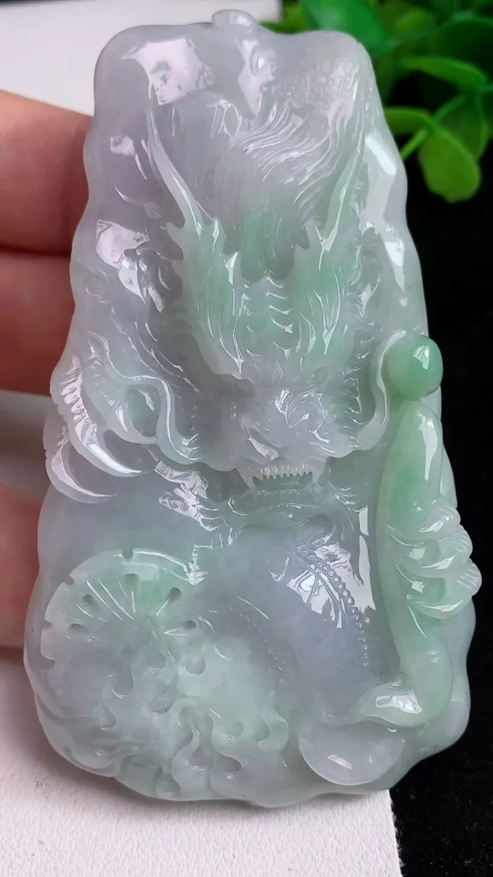 天然A货翡翠龙牌吊坠，尺寸85.3-47-12，重量:85.72g
5月14日