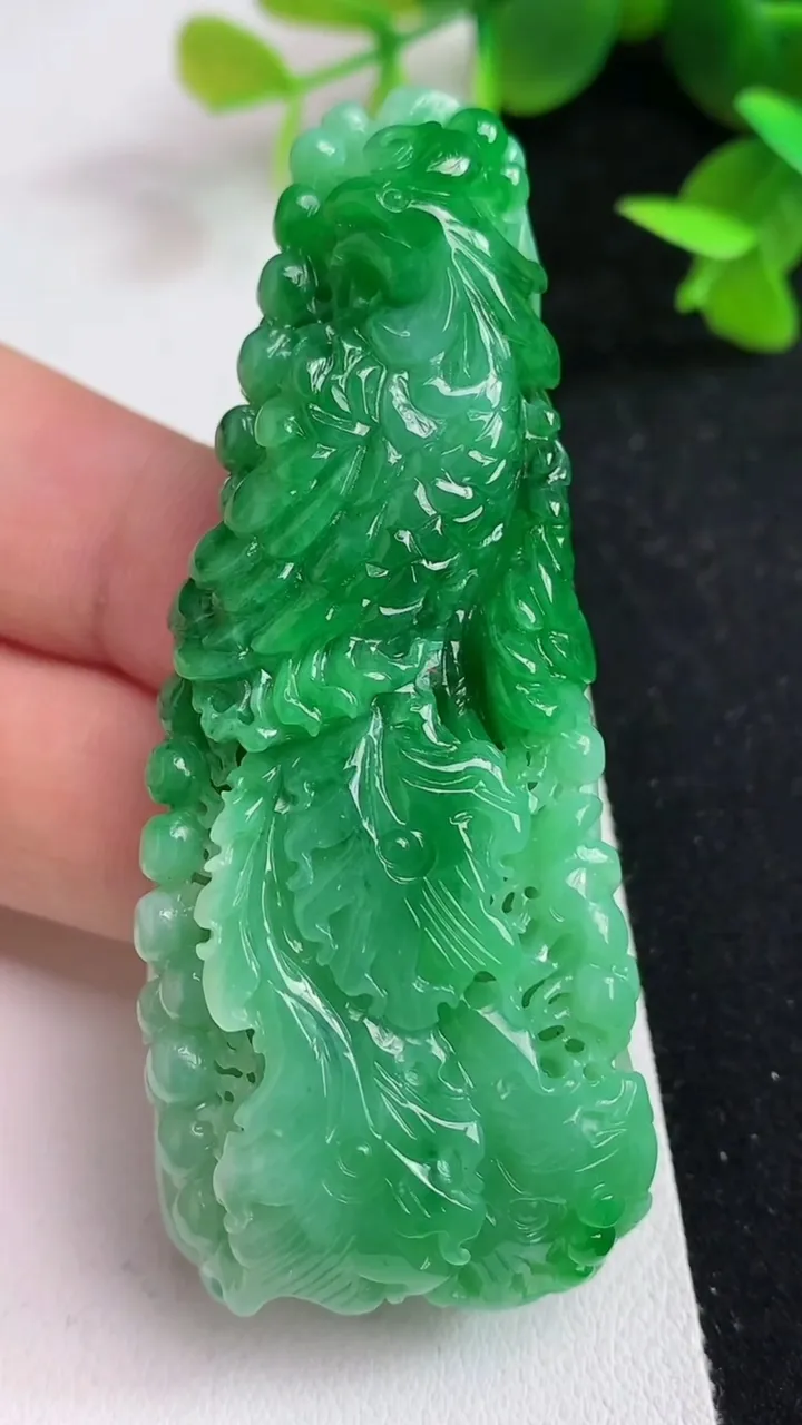 天然A货翡翠凤凰吊坠，尺寸72-29-12.4，重量:48.46g
5月14日