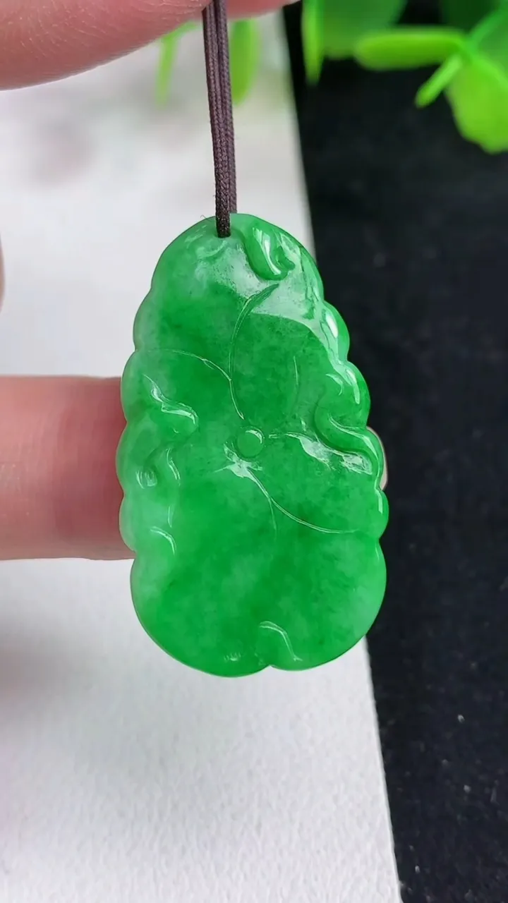 天然A货翡翠荷叶鱼吊坠，尺寸34-19.4-3，重量:5.11g
5月14日
