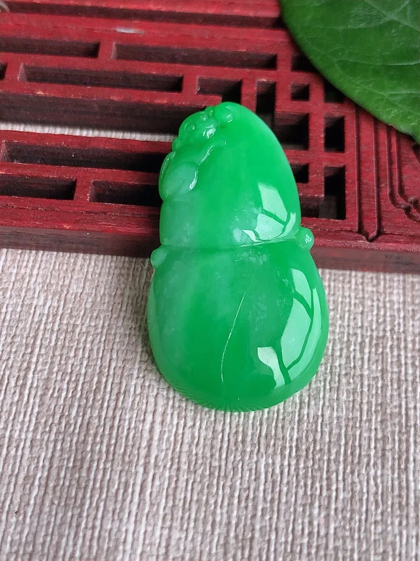 天然A货翡翠阳绿葫芦吊坠 尺寸30.4×20.3×6.3m量8.60g 0511