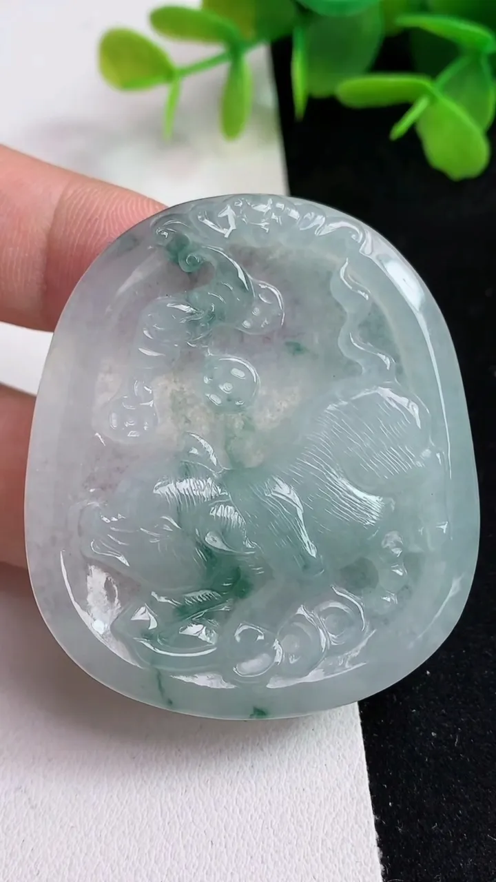 天然A货翡翠飘花生肖猪吊坠，尺寸50.5-44.2-5.2，重量:23.20g
5月14日