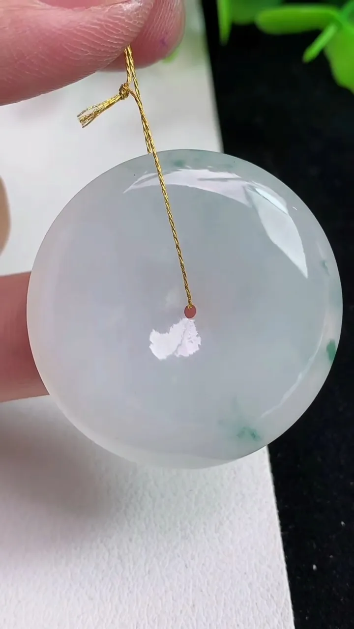 天然A货翡翠飘花平安扣吊坠，尺寸34.2-5.4，重量:14.59g
5月14日