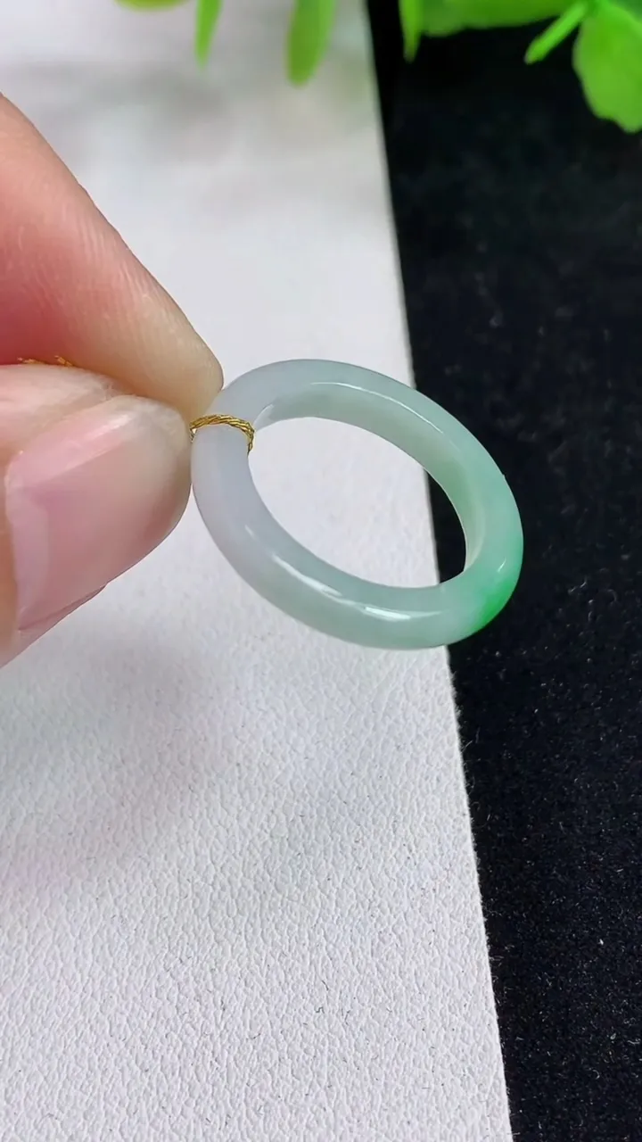 天然A货翡翠指环戒指，尺寸16.4-3-2.6，重量:2.27g2025年5月14日
工厂直销收藏佳品,种好水足，色泽均匀，有种有色，上手高大气！