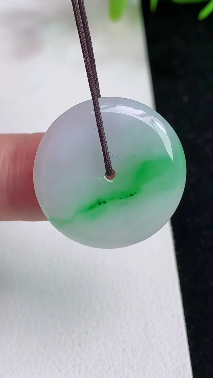 天然A货翡翠平安扣吊坠，尺寸23-3.3，重量:4.52g
5月14日
