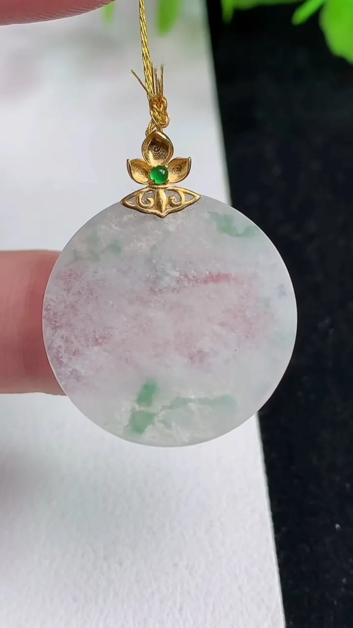 天然A货翡翠飘花无事牌吊坠，尺寸24-1.7，重量:3.80g
5月14日