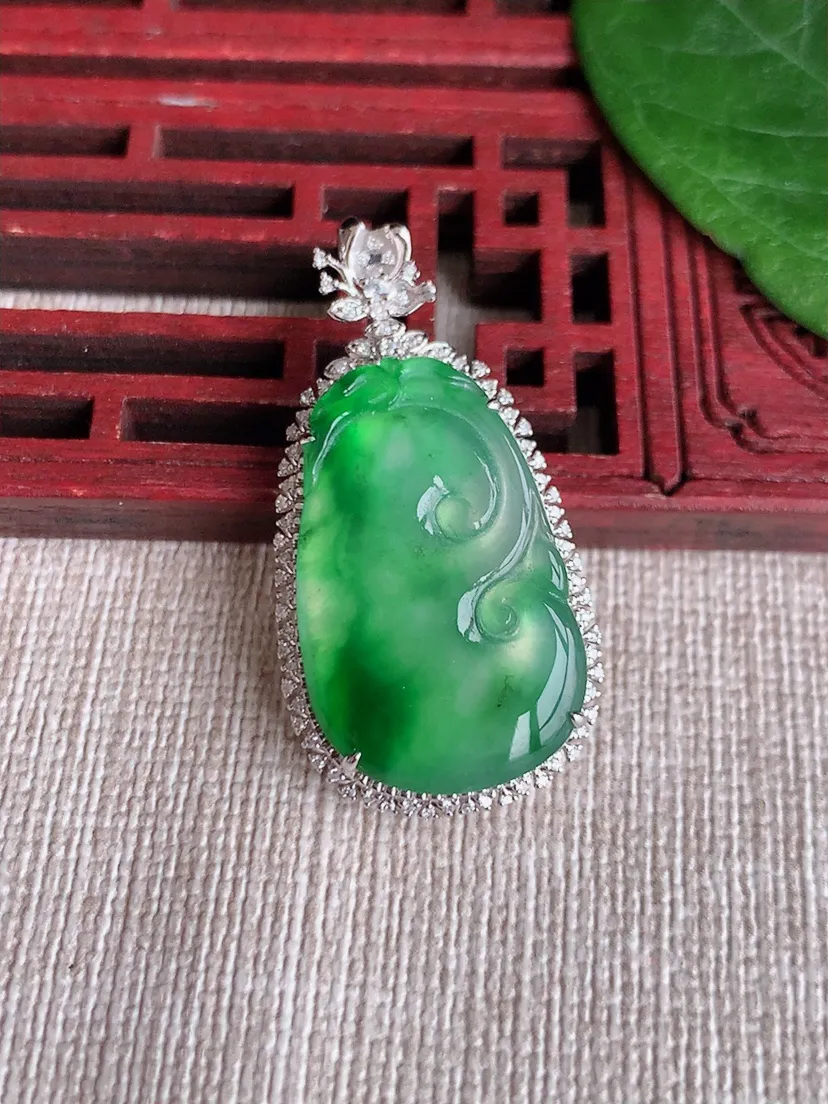 天然A货翡翠18K金伴飘绿如意吊坠尺寸35.7×18.3×6.8裸石25×15.6m量4.47g 0511