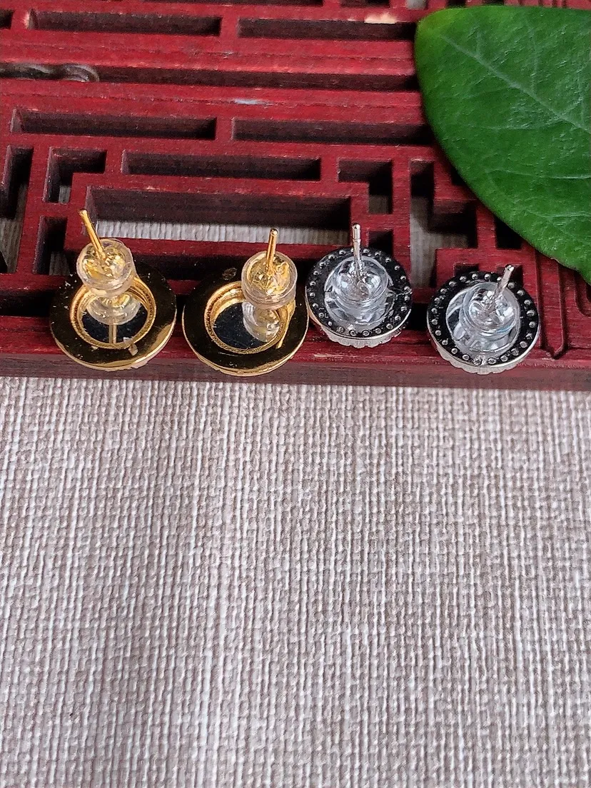 天然A货翡翠925银镶嵌满绿无事牌耳钉一对 尺寸7.5mm 重量2.46g 0513