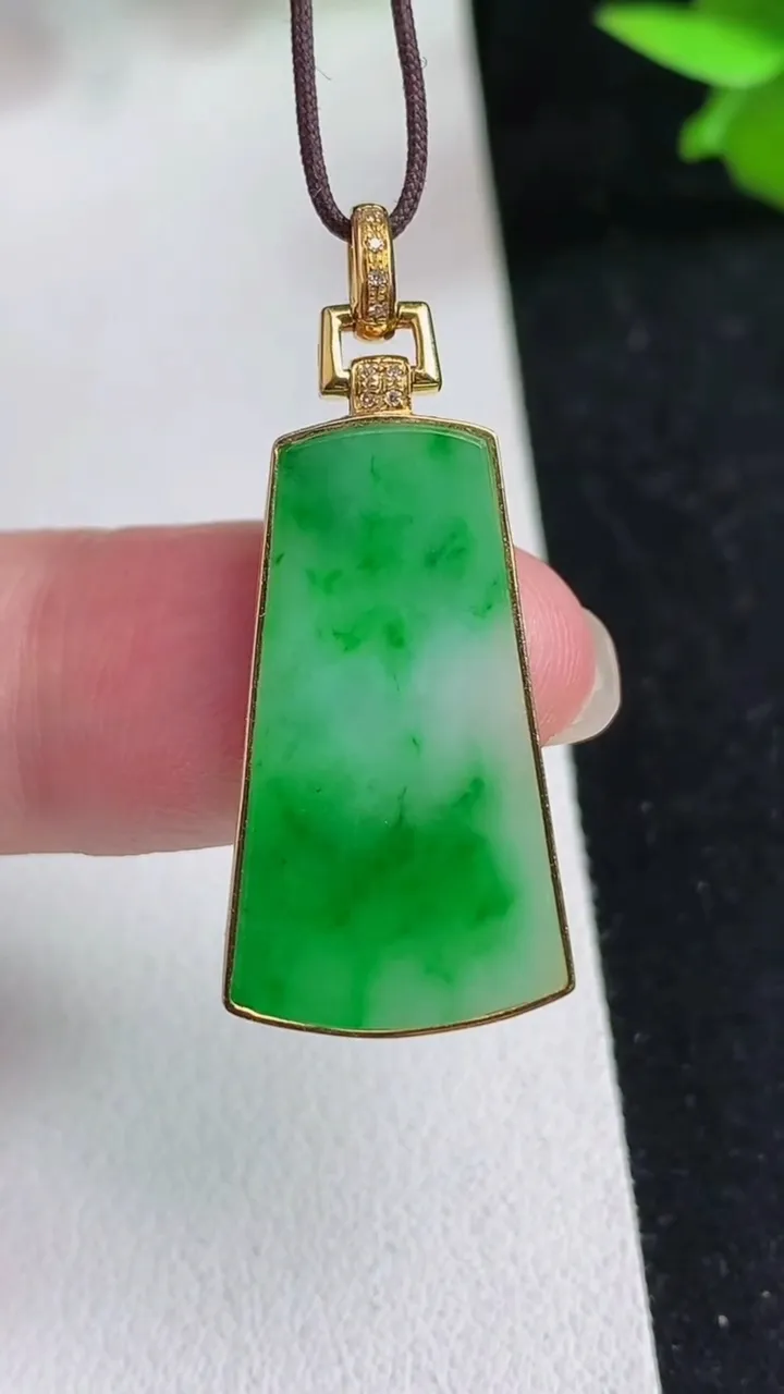 天然A货翡翠无事牌吊坠，尺寸25.2-14-2.3，重量:3.10g
5月14日