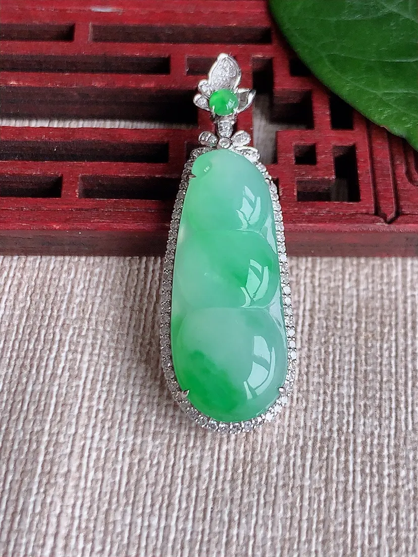 天然A货翡翠18K金伴飘绿四季豆福豆平安豆吊坠尺寸40×13.3×7裸石28×11.2m量5.66g 0511