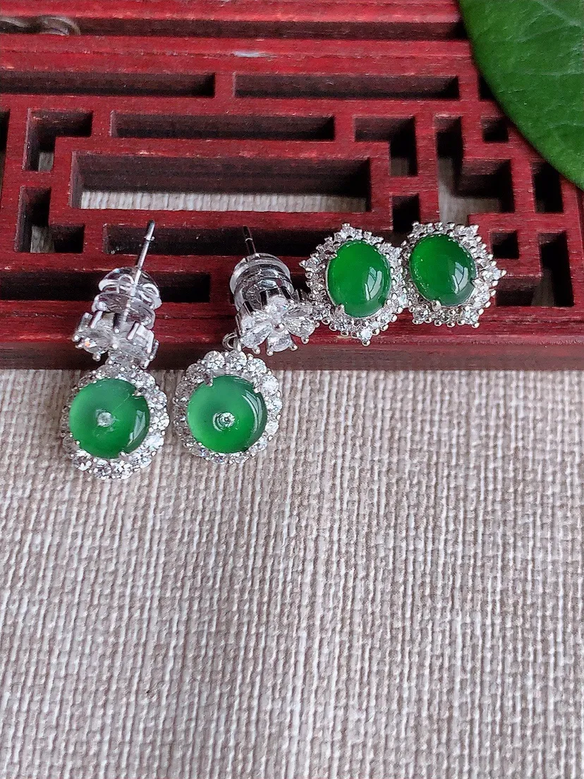 天然A货翡翠925银镶嵌满绿蛋面耳钉一对 尺寸6.2×5mm 重量1.69g 0513