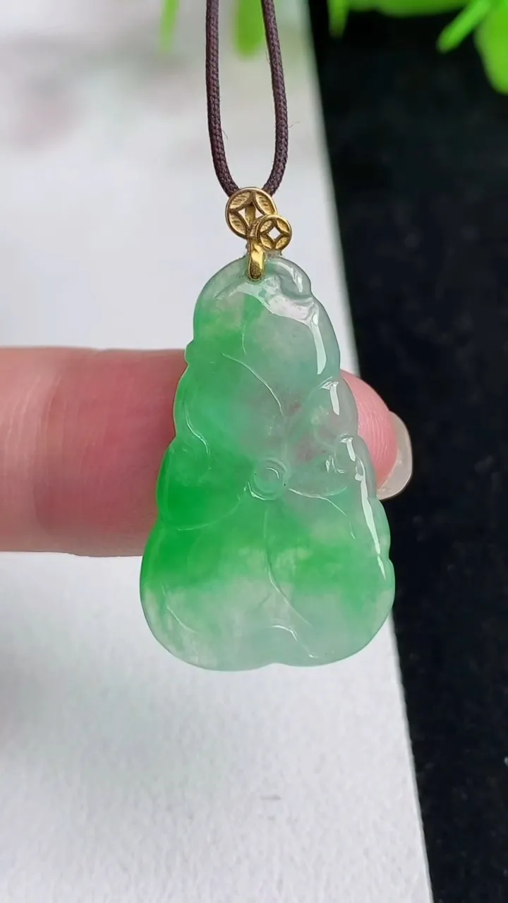 天然A货翡翠荷叶鱼吊坠，尺寸26.2-16.2-1.7，重量:2.15g
5月14日
