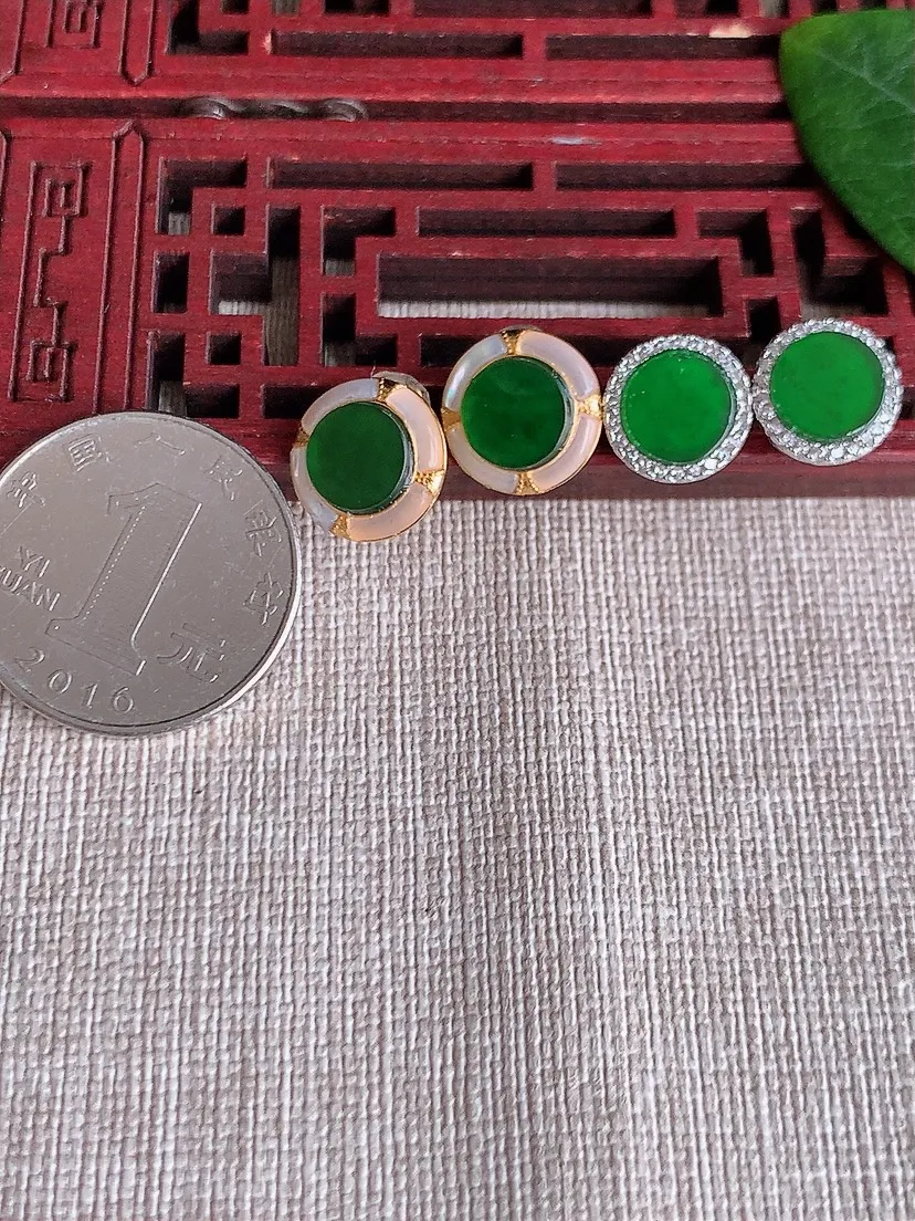 天然A货翡翠925银镶嵌满绿无事牌耳钉一对 尺寸7.5mm 重量2.46g 0513