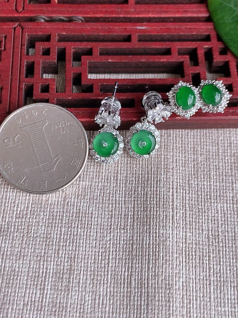 天然A货翡翠925银镶嵌满绿蛋面耳钉一对 尺寸6.2×5mm 重量1.69g 0513