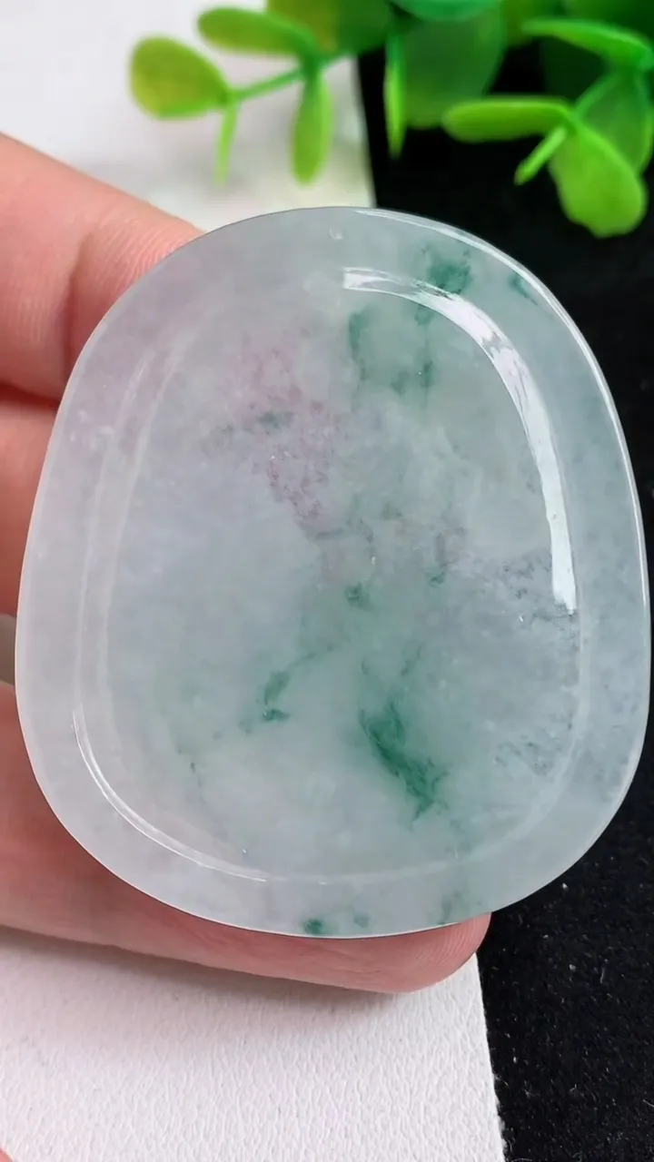 天然A货翡翠飘花生肖猪吊坠，尺寸50.5-44.2-5.2，重量:23.20g
5月14日