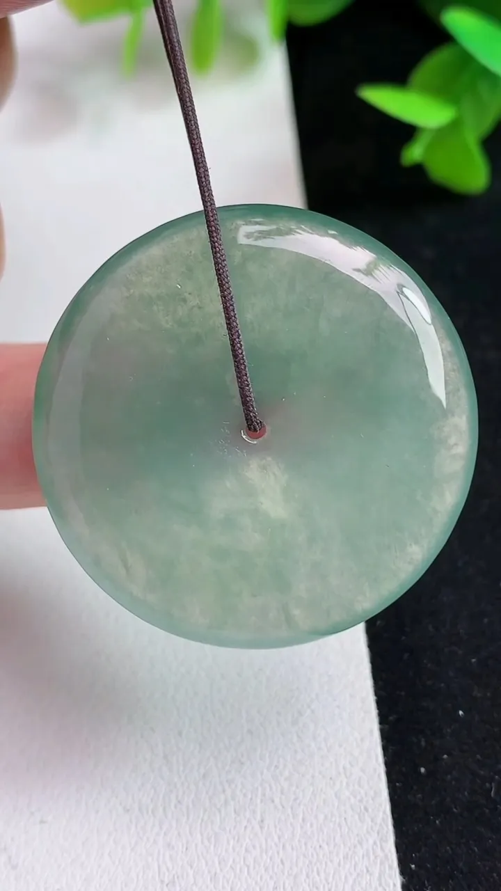 天然A货翡翠平安扣吊坠，尺寸35-5，重量:14.25g
5月14日