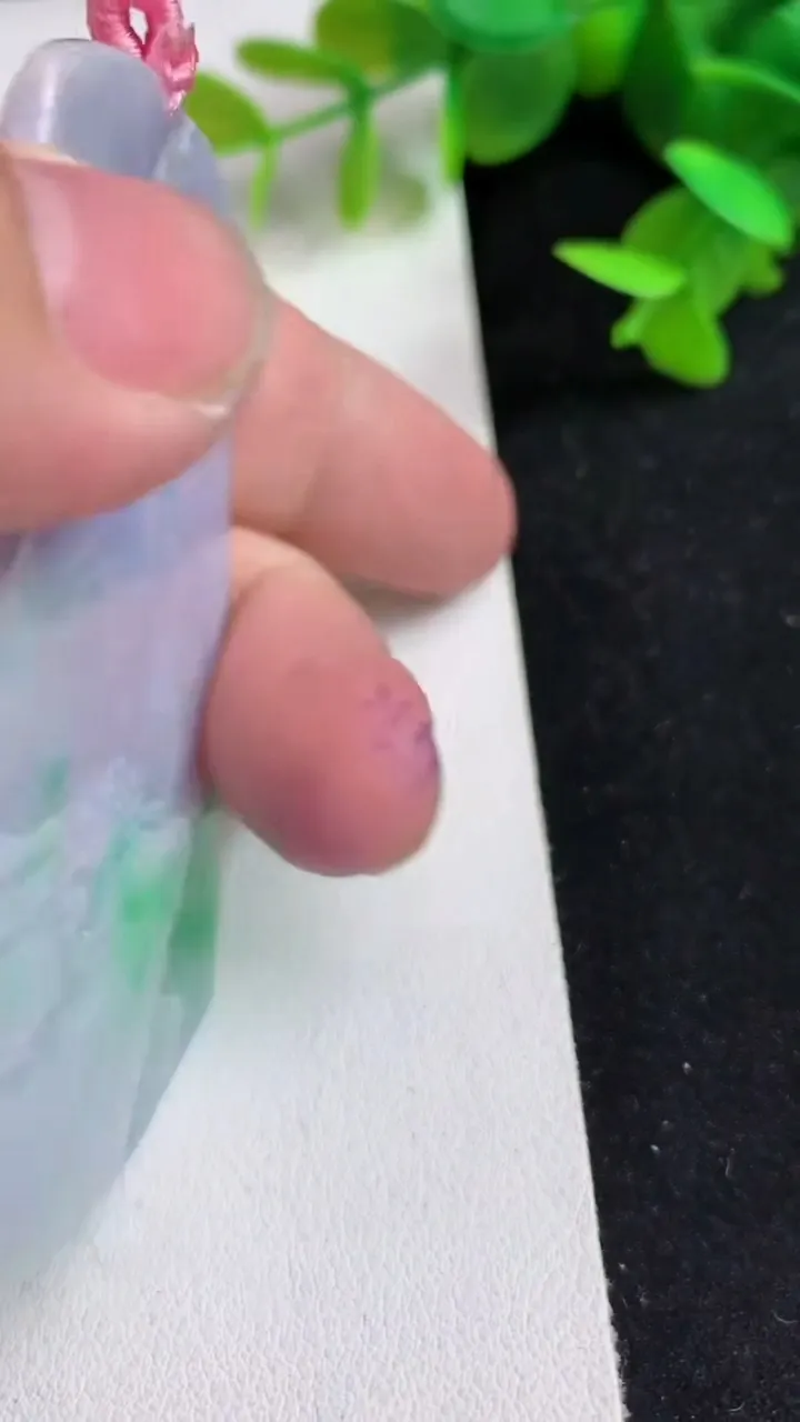天然A货翡翠春带彩 紫罗兰山水牌吊坠，尺寸69.8-45.8-5.3，重量:38.80g
5月14日