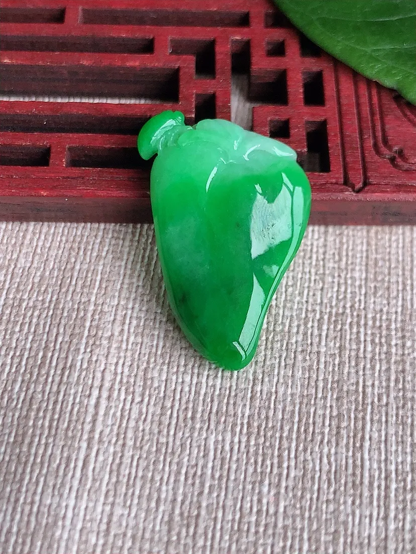 天然A货翡翠飘阳绿福瓜吊坠 尺寸27×18×5.2m量4.85g 0511