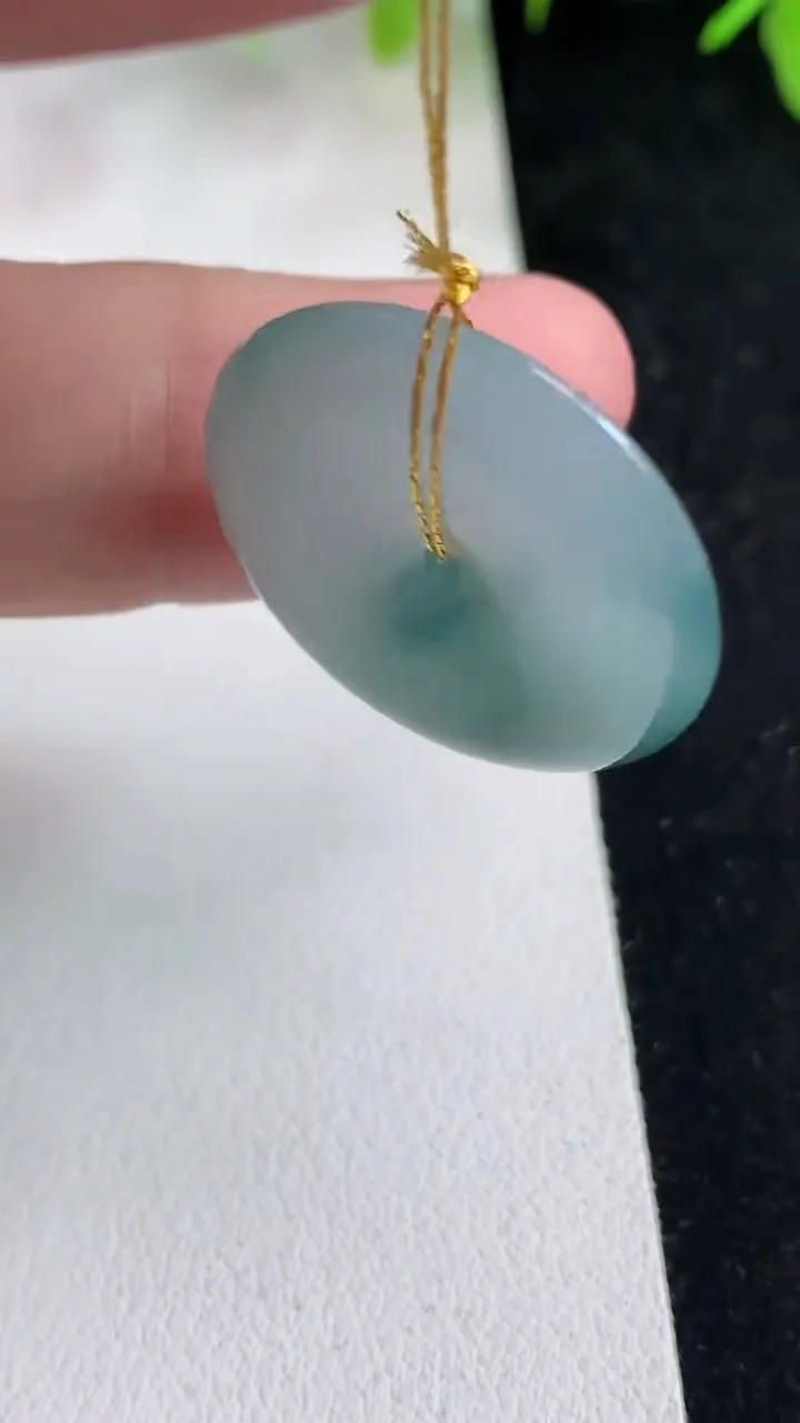 天然A货翡翠飘花平安扣吊坠，尺寸23.7-4，重量:5.50g
5月14日