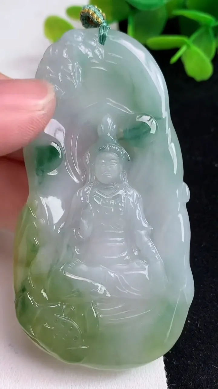 天然A货翡翠双彩观音菩萨吊坠，尺寸73.8-38.5-3.8，重量:29.29g
5月14日