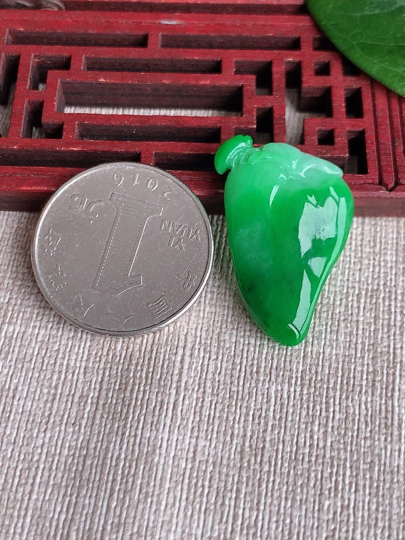 天然A货翡翠飘阳绿福瓜吊坠 尺寸27×18×5.2m量4.85g 0511