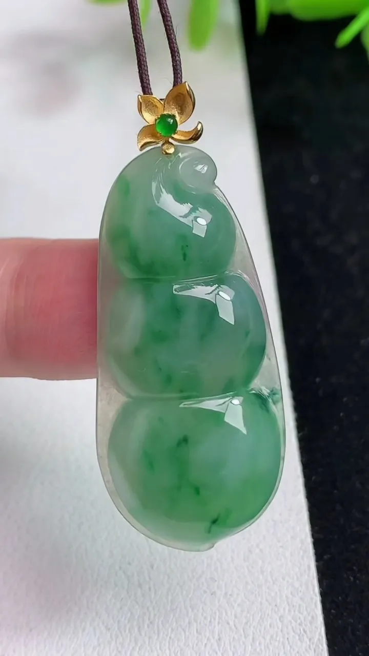 天然A货翡翠福豆吊坠，尺寸39.3-18.4-5.6，重量:8.36g
5月14日