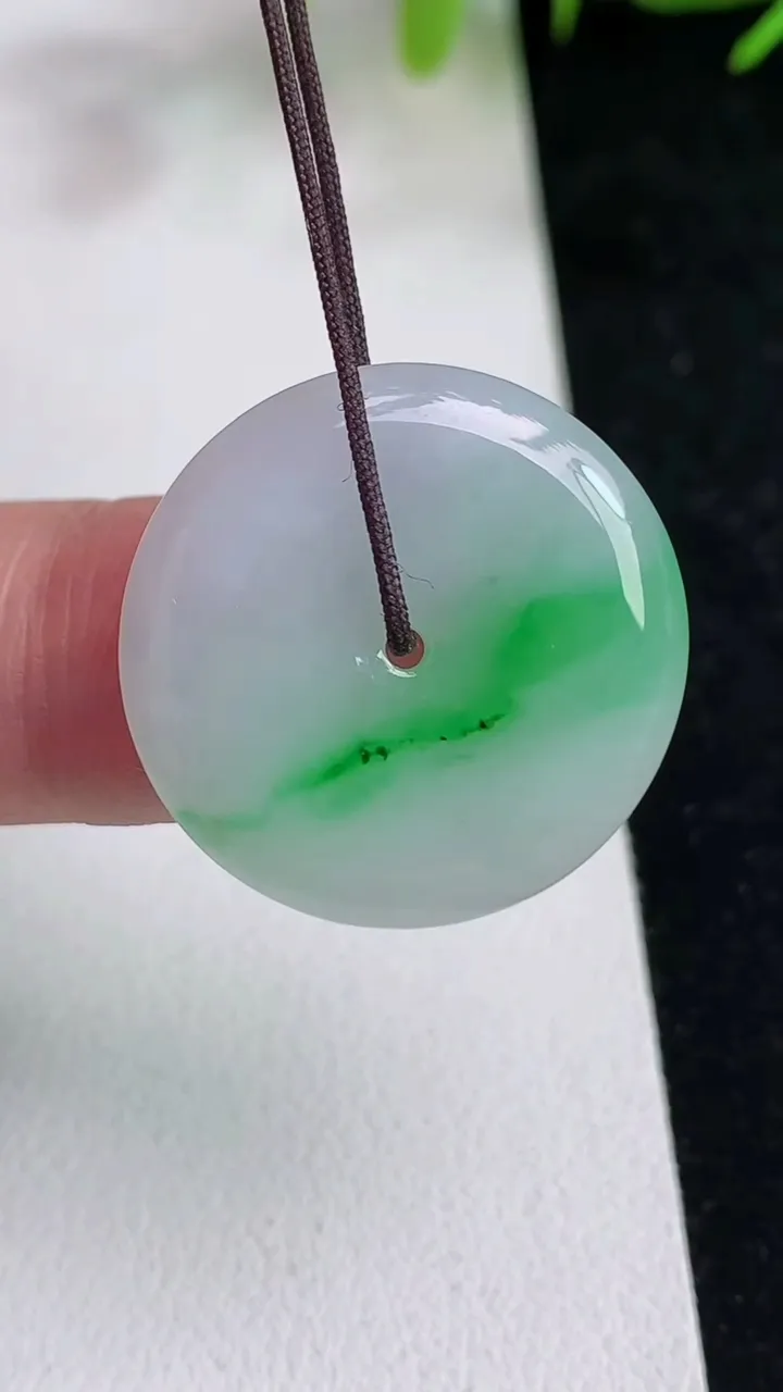 天然A货翡翠平安扣吊坠，尺寸23-3.3，重量:4.52g
5月14日